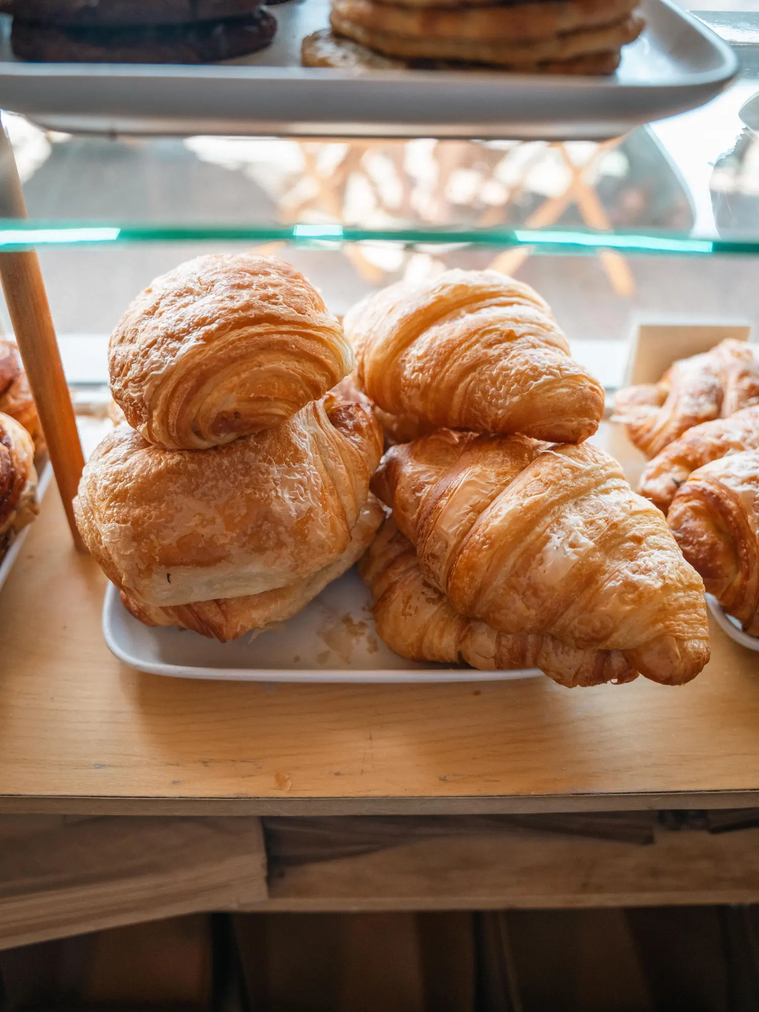 ガラスケースに並んだ焼きたてのクロワッサン